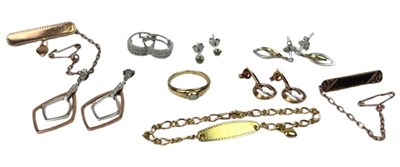 Lot 183 - A Selection of Gold Items.