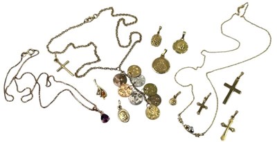 Lot 204 - An Assortment of Jewellery Items.