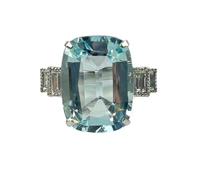 Lot 195 - A Large Aquamarine & Diamond Ring.