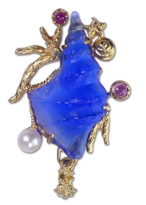 Lot 219 - Yellow Gold Shell Pendant.