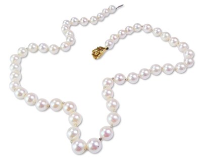 Lot 196 - Pearl Strand and Brooch.