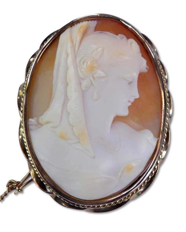Lot 221 - 9ct Yellow Gold Cameo.