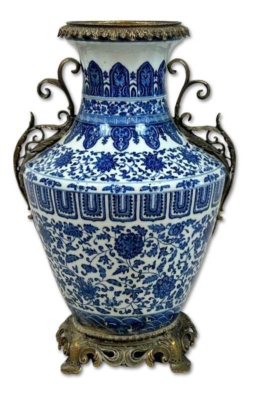 Lot 179 - Large Blue and White Vase.