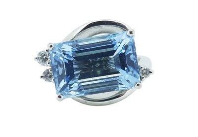 Lot 153 - Alluring Linneys Aquamarine and Diamond Ring.
