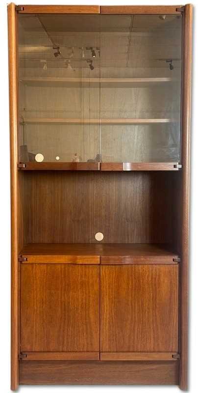 Lot 118 - Catt Furniture Bookcase with Glass Doors.