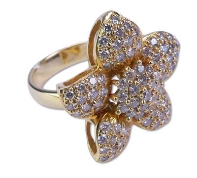 Lot 255 - Classic Flower Petal-Designed Ring.