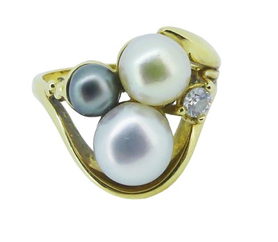 Lot 167 - Linneys Designed Pearl and Diamond Ring.