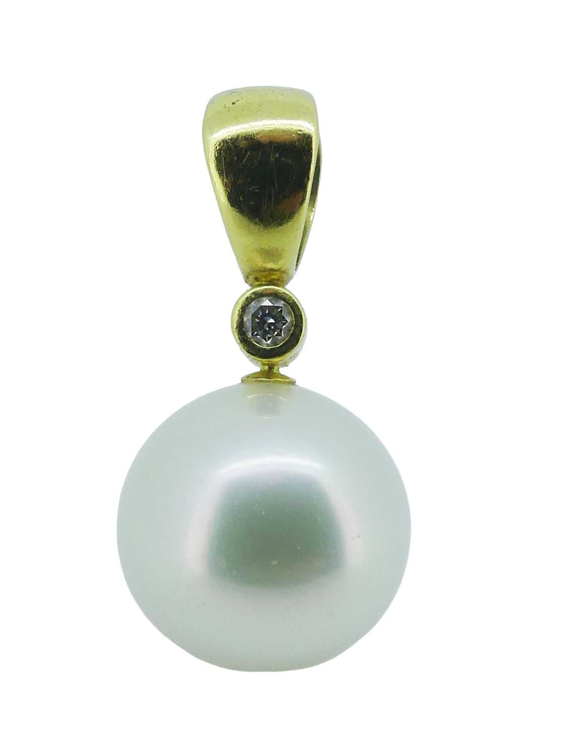 Lot 5 - Large Pearl Pendant.