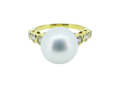 Lot 171 - Pearl and Diamond Ring.