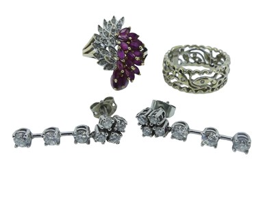 Lot 45 - A Selection of Jewellery.