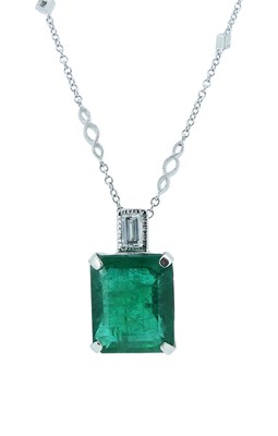 Lot 140 - Zambian Emerald Pendant.