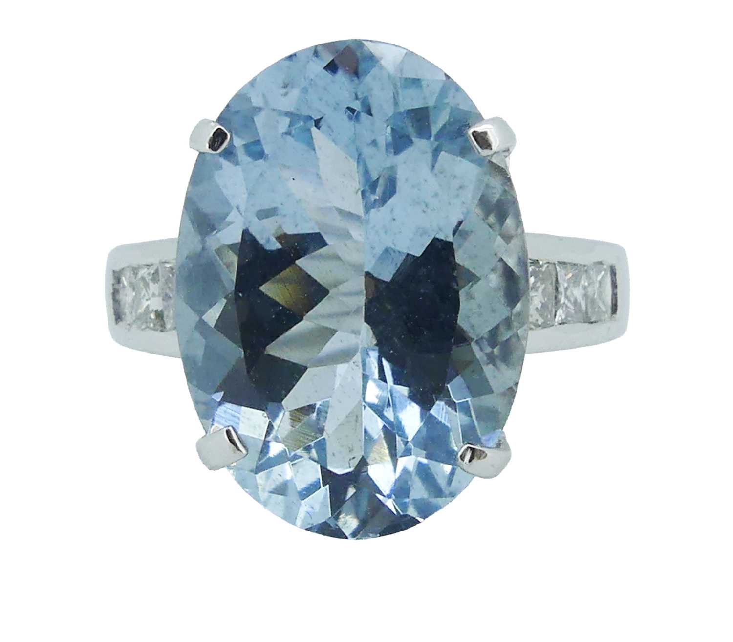 Lot 89 - Aquamarine Ring.
