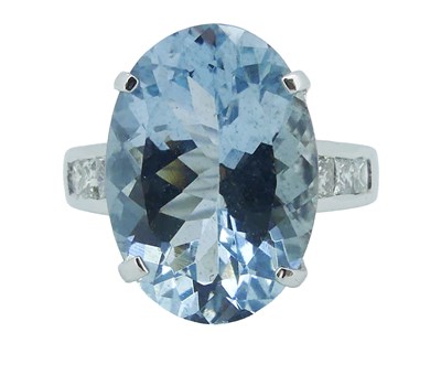 Lot 89 - Aquamarine Ring.