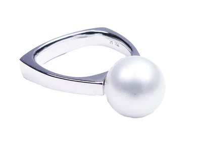 Lot 293 - Pearl Ring.