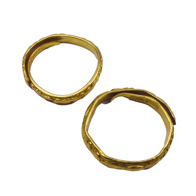 Lot 268 - Patterned Wedding Rings.