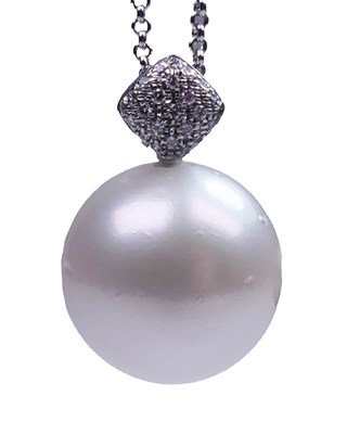 Lot 285 - Showcasing a South Sea Cultured Pearl.