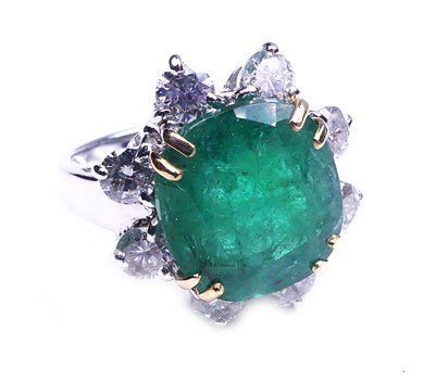 Lot 290 - Emerald Cluster Ring.